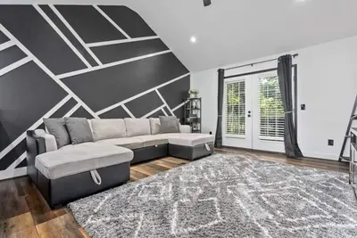 Image de 2. 5mi to Stadium/Arena. Close to Au Club Golf. Easy access from I-85