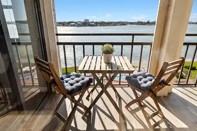 Image de Top-Floor Bayfront Oasis: 2br/2ba Condo at Casa Del Mar with Stunning Views & Modern Comforts