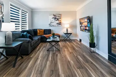 Image de Modern Home Near Niagara Falls In Law Suite