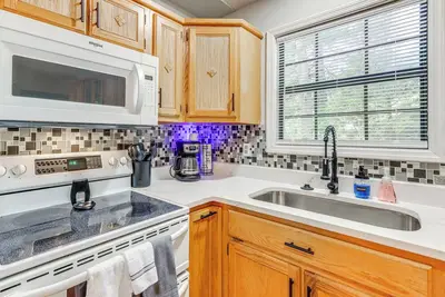 Image de Murphy Cabin w\/ Private Deck, Fire Pit + Hot Tub!