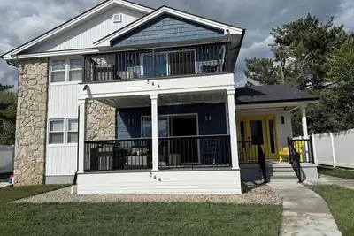 Image de Chic Beachside Oasis - 3br, 2ba, Walk to Shore!
