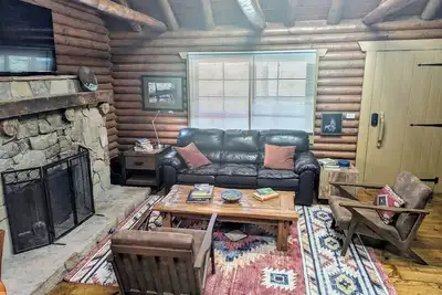 Image de Rustic log cabin offering modern conveniences - Pet friendly