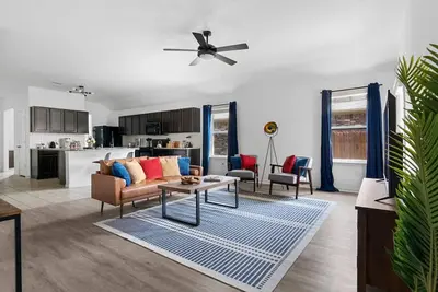 Image de Near Airport and Tesla, King Bed, Workspaces, Fenced Yard, Fast Wi-Fi