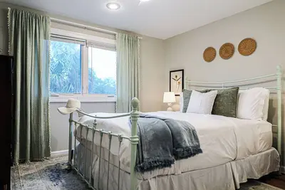 Image de Fun Savannah Apartment Steps from Forsyth w/Yard!