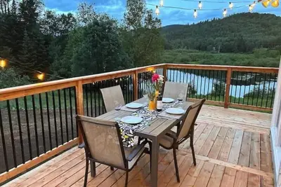 Image de Chalet pour relaxer et profiter de la nature. Forêt, montagne, lac, et rivière.