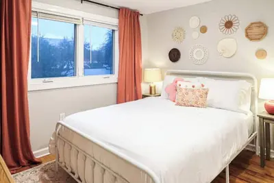 Image de Trendy Downtown Getaway 2 Blocks from Forsyth!