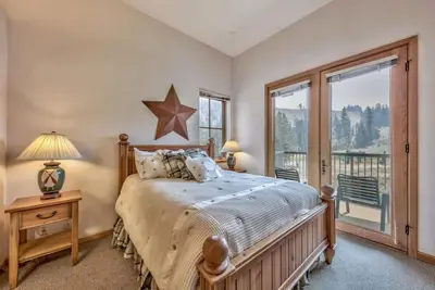 Image de 2br + Loft Condo w/ Fireplace | Central Location