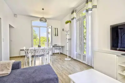 Arcachon, Basilique Notre-Dame – A 200 M De La Plage!