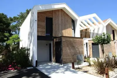 Maison mitoyenne dans belle résidence neuve, piscine collective à Lacanau Océan