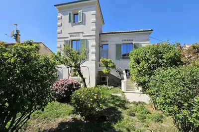 Image de Elegante maison avec un beau jardin, à 150 m de la mer, climatisation, Wifi. . .