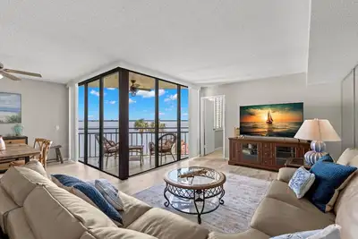 Image de Waterfront 2-Bedroom Condo, Enjoy Bay Breezes and Heated Pool in St. Pete Fl