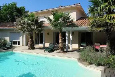 329 Milouins - Agréable villa spacieuse avec piscine au Bourg
