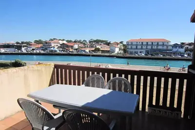Image de Les Terrasses Notre Dame. Appartement avec terrasse Sud vue sur le port de plaisance. Wifi gratuit
