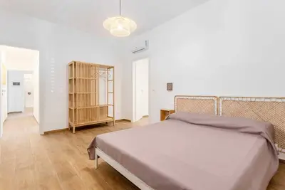 Image de Appartement 'Travel Rooms-Arenella Piano Terra 2' avec vue montagne, Wi-Fi et climatisation