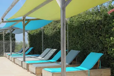 Image de Glamping 'Safarilodge Prestige Tent 11 4 Pers' avec terrasse privée, jardin partagé et Wi-Fi