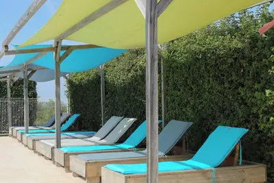 Image de Glamping 'Safarilodge Tent 1 - 5 Personnes' avec Terrasse Privée, Jardin Partagé et Wi-Fi