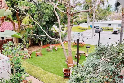 Image de Coastal Charm - 1 Bedroom Apt - Steps from Dining, Shopping & Beaches