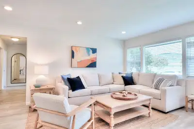 Image de Beachside Bliss: Spacious  3br, Steps to Ocean