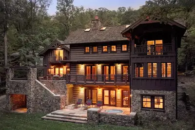 Image de Splendid waterfront home with media room, game room, hot tub, & gas grill