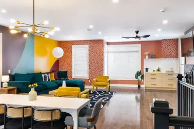 Image de ★ HostWise Stays ★ Rooftop Deck | Garage | Ev Charger | Huge Home!