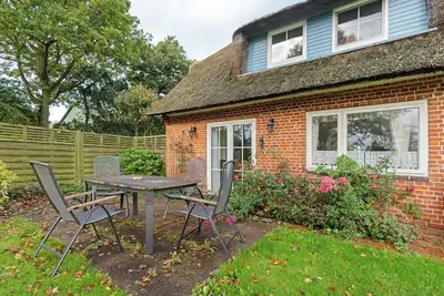 Image de Chalet 'Reetdachchalet' avec terrasse et jardin privés