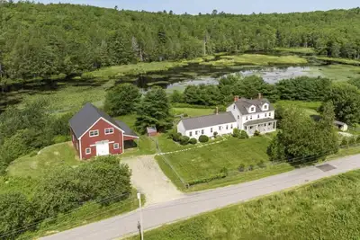 Image de Step Back in Time with Modern Comforts: Historic 1820s Farmhouse on Wade Pond