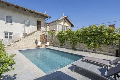 Image de Bel appartement pour 4 personnes avec Wifi, piscine et terrasse, près de Alba