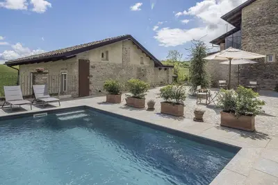 Image de Confortable appartement pour 4 personnes avec piscine, Wifi, près de Alba