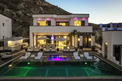 Image de Immerse yourself in sophistication at this stunning 6, 500-square-foot villa overlooking the Marina