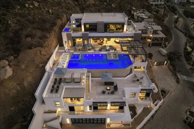 Image de Experience unparalleled luxury in this 11-bedroom villa located in Cabo’s exclusive Pedregal distric