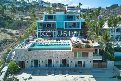 Image de This 40, 000sq. ft. beachfront villa offers unmatched elegance and privacy, with 11 bedrooms and