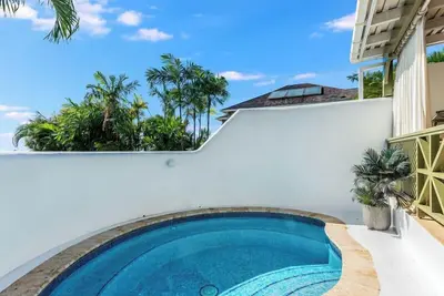 Image de Tamarind Villa A17 in St James by Personal Villas - Tropical Landscapes and Sea