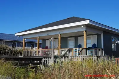 Image de Sail Inn - Updated Oceanfront, 4 Br home with a covered porch! Dog Friendly!