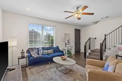 Image de Chic Retreat-Modern Townhouse In Mckinney Sleeps 8