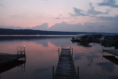 Image de Cottage on Conesus lake w private shared beach, dock, fireplace & Ac