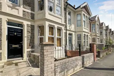 Image de Explore the City of Bristol while staying at TreeTops Apartment.