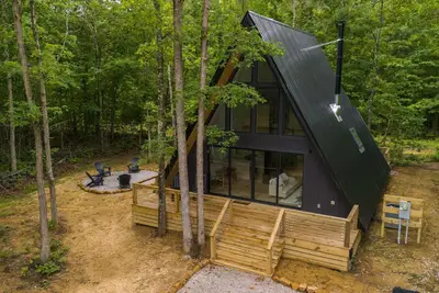 Modern 2-bedroom A-frame with WiFi, Ac and hot tub in fabulous Monteagle