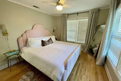 Image de The Dreamhouse: Charming 2-story, 1-bedroom house in tranquil Sherman