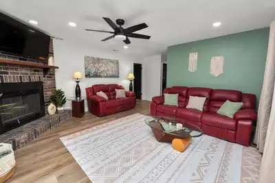 Image de Glamorous 3br Retreat on an Acre!