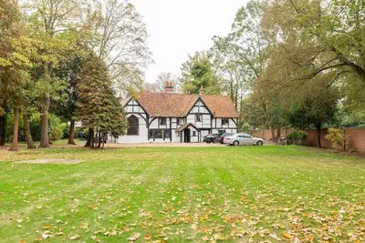 Image de Nr Windsor- Unique Cottage Stay for upto 14 guests