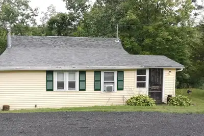Image de Charming 2-bedroom cottage near Bedford, screened porch deck & private setting
