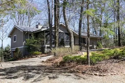Image de Charming 3-bedroom 3-bath house just 3 minutes from the Greystone Inn.