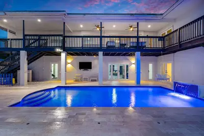 Image de Luxury Escape: Pool, Hot Tub, Gym and More! by RedAwning