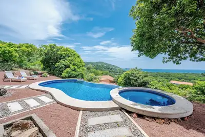 Image de New! Perfect 4-Bedroom Ocean View Retreat with Private Pool in Hermosa Heights