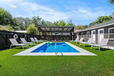 Image de 6 Bedroom Compound with Pool!