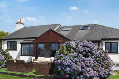 Image de An incredibly spacious retreat flanked by breathtaking views and gorgeous gardens.