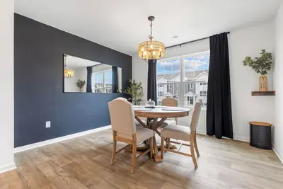 Image de Elegant New Home Near Lakes - Relax & Unwind!