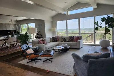 Image de Secluded Hilltop House with Texas Hill Country Views. Close to Downtown and Ut