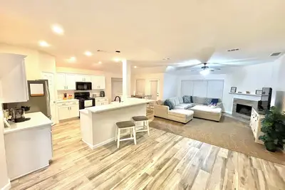 Image de \"Cherished home\" is an open concept home, family/children friendly. Clean, comfy