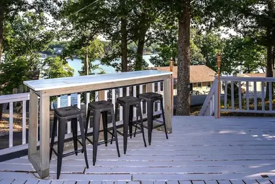 Image de Nostalgic lake home - private dock and sunset view